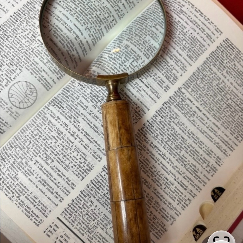 Vintage-Style Handheld Magnifying Glass with Wood Handle